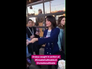 Nina dobrev saindo do painel da #createcultivatela que aconteceu ontem (24/01)