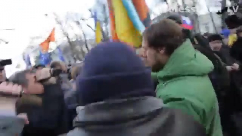 Участника акции марша памяти немцова, не считающего бандеру героем, бьют оппозиционеры