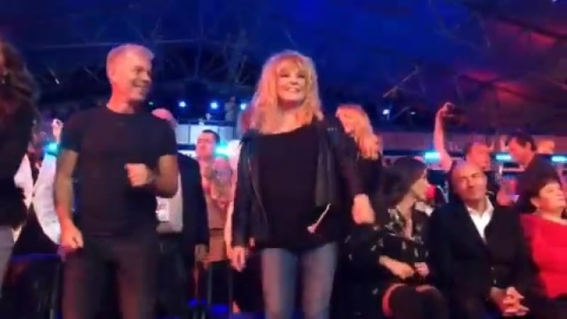 Алла пугачева и олег газманов танцуют под "ленинград" (новая волна 2015)