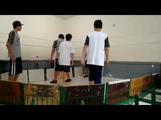 Meninos jogam futebol na sala de aula!! mp4