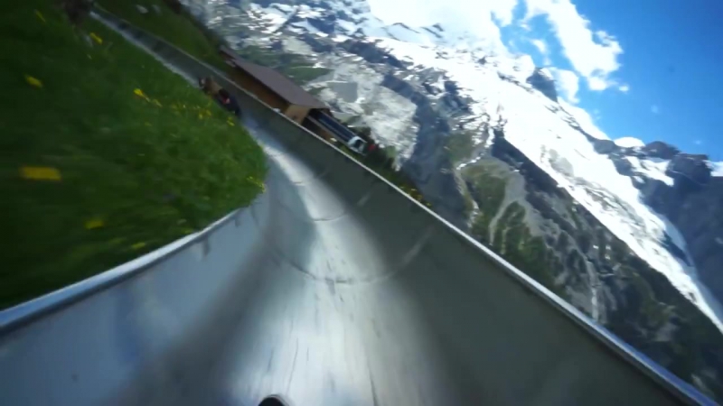 Захватывающий спуск с альпийских американских горок