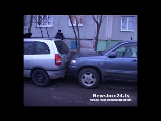 Пьяный водитель универсала устроил погром во дворе жилого дома по улице сабанеева