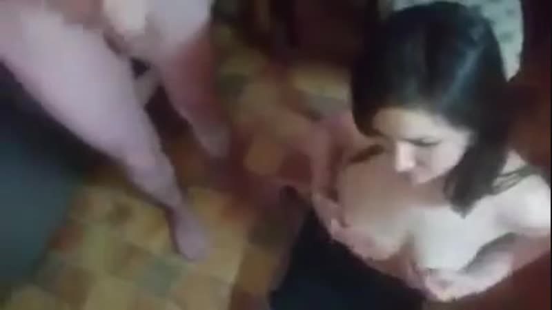 Жена отсасывает мне и моему другу