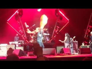 Když si foo fighters zahrají při koncertě s velmi talentovaným fanouškem kiss