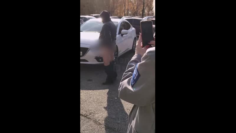 Извращенец на паркое завода