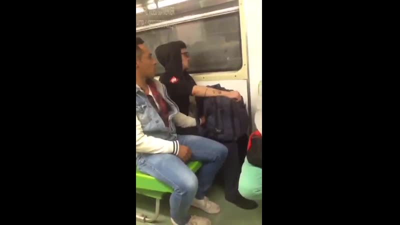 Девушка дрочит в метро