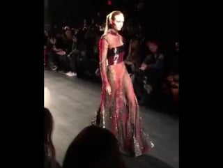 Josephine skriver walking for prabal gurung f/w17 #nyfw