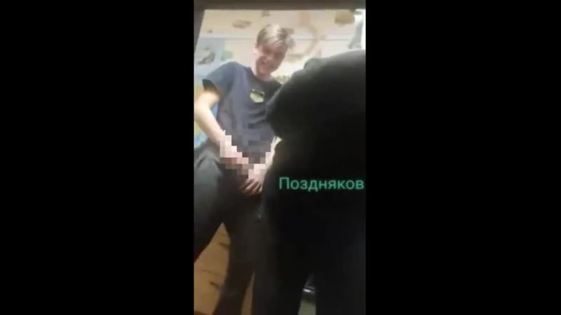 Внук плюнул и помочился на спину деда