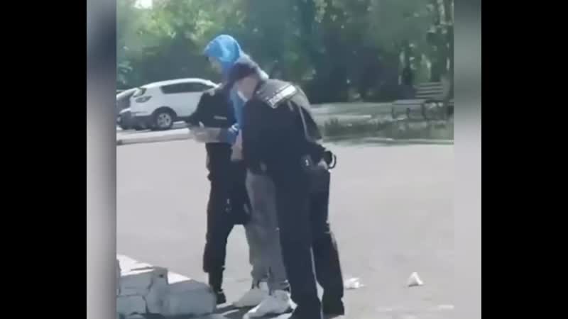 "вы что себе позволяете?!" кричит одна из женщин