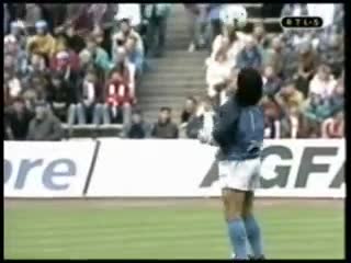 Maradona calentamiento lección de fútbol y baile opus live is life(240p) mp4