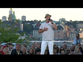 Martin stenmarck and systerpolskan–den svenska sommaren (allsång på skansen )