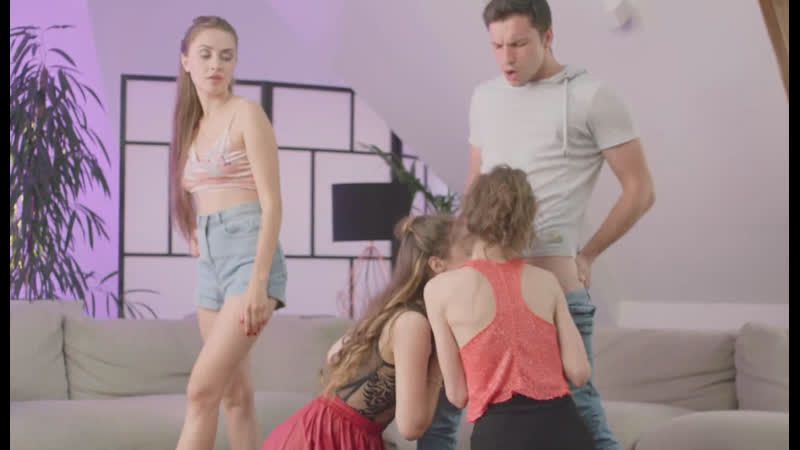 Девушка после упрёков парня, что она никакая в постели, вызвала ему двух милых ночных бабочек)