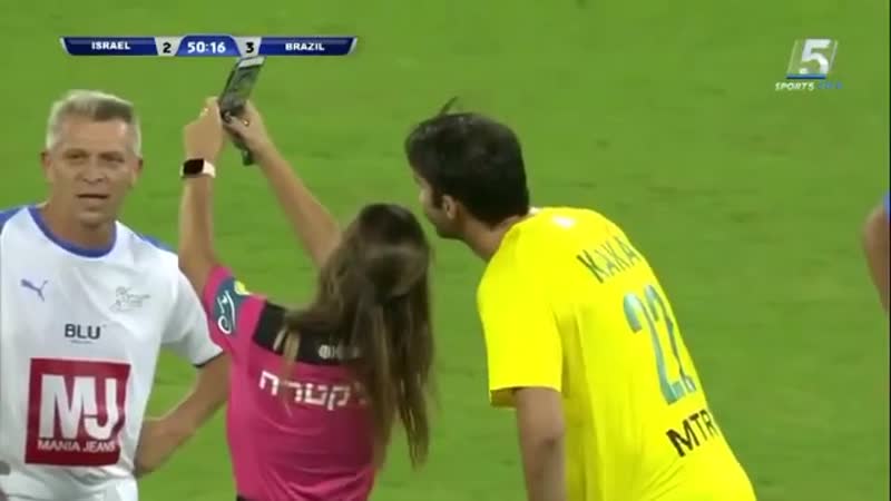 Девушка арбитр показывает селфи кака