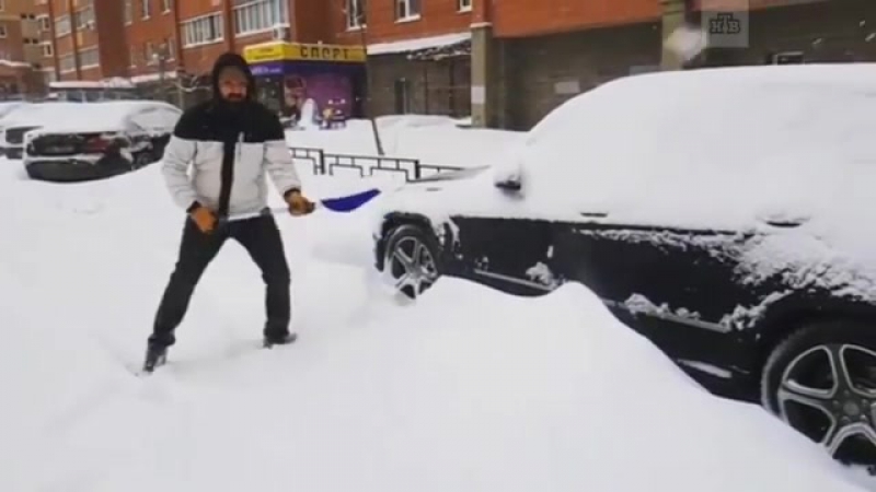 Горшочек, не вари! гигантские московские сугробы продолжают расти в городе повалены десятки деревьев