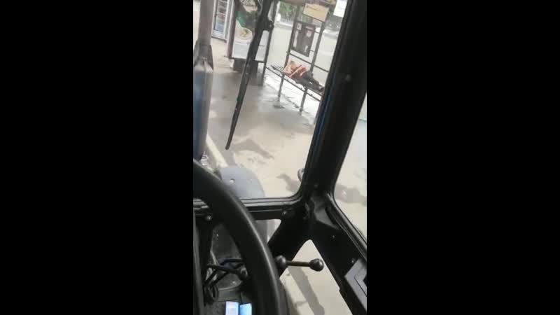 Тракторист будит спящего на останое