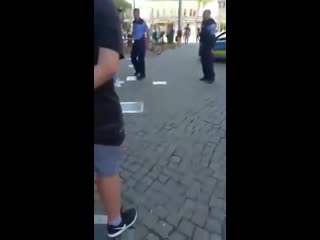 Flüchtlinge attackieren polizisten in plauen! refugees porn german police officers!