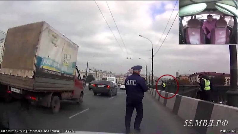 Омские автоинспекторы спасли девушку от самоубийства