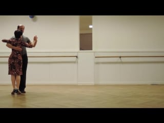 Medio giro con apertura y corridita adelante