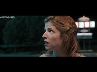 Анна кендрик (anna kendrick) в платье в фильме "голоса" (the voices, 2014, маржан сатрапи)