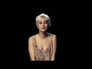 Девушки поют сидя на