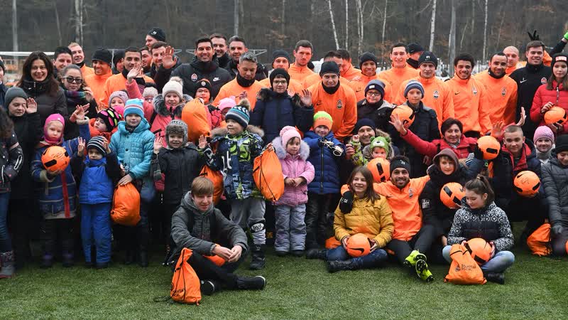 Неожиданные гости на тренирое шахтера 60 детей и новогодние подарки