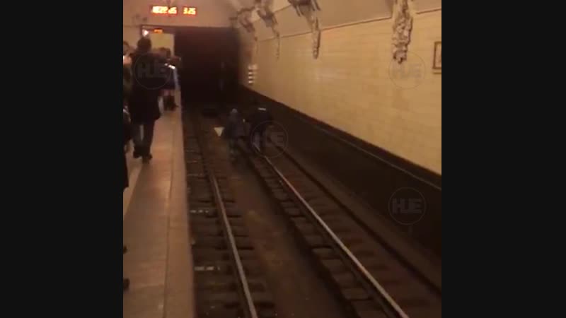 В столичном метро пьяный мужчина решил прыгнуть под поезд из за утери документов