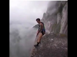 Прыжок со скалы с парашютом