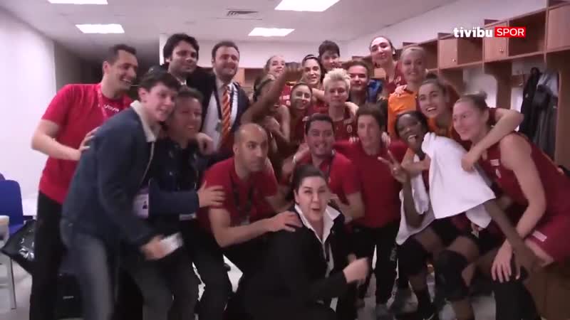 Karşılaşmanın ardından gsbasketbol soyunma odasında keyifler yerinde