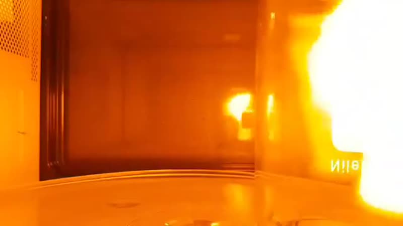 Спичка+банка+микроволноа=плазма 🔥 плазма высокоионизованный газ☝🏻а теперь вперёд крушить микроволнои 💥