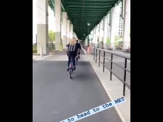 Sophieturner arriving to get ready for the metgala