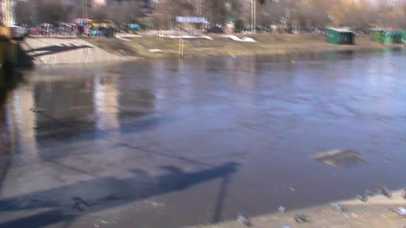 Подвесной мост, много воды под мостом, река орлик