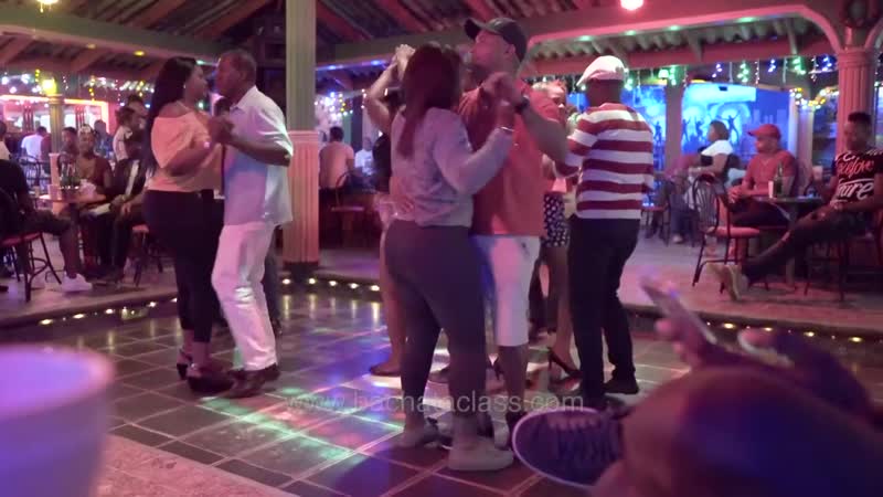Dominicanos bailando merengue clasico fernando villalona "dejame volver"