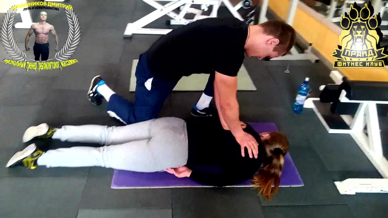 Разминание мышц спины в процессе тренирои!