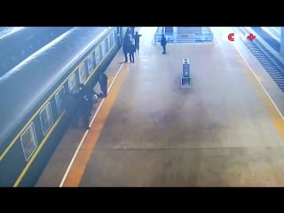 Girl gets stuck between train and platform edge in northwest china city