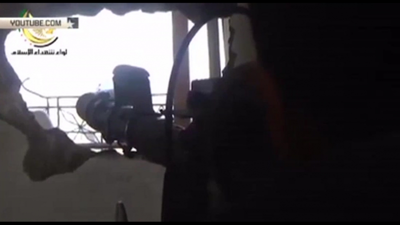 Сирийский танк выдержал попадание снаряда из гранатомета боевиков видео