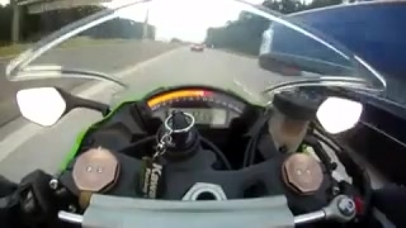 Chuvak obognal motocikl na skorosti 300