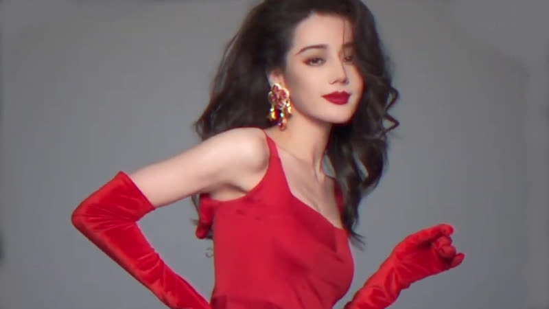 Дильраба дильмурат (dilraba dilmurat 迪丽热巴) в красном платье с кудрявыми волосами в стиле ретро