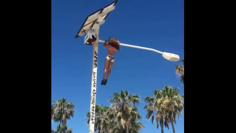 Мощная девушка залезла на фонарный столб без страхои