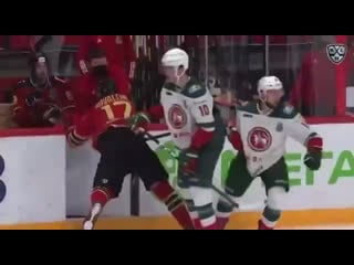 Воронков толкает ковальчука в спину