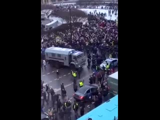 В петербурге толпа прорвала оцепление, силовики задерживают митингующих