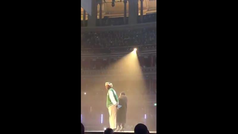 Janet jackson и tyler, the creator вручают рианне награду «urban luxe»