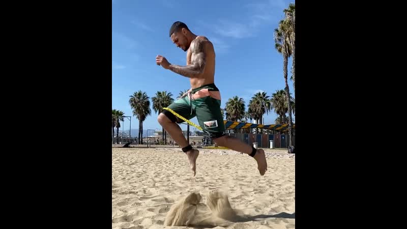Небольшая тренироа на солнечном пляже лос анджелеса