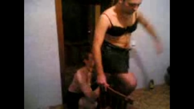 Парни проиграли и вынуждены одеть белье своих подруг )