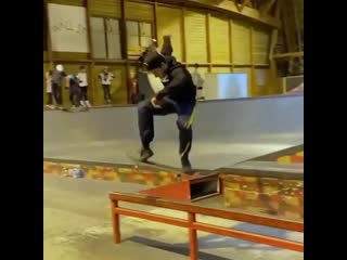 Aurelien giraud / tre flip front feeble