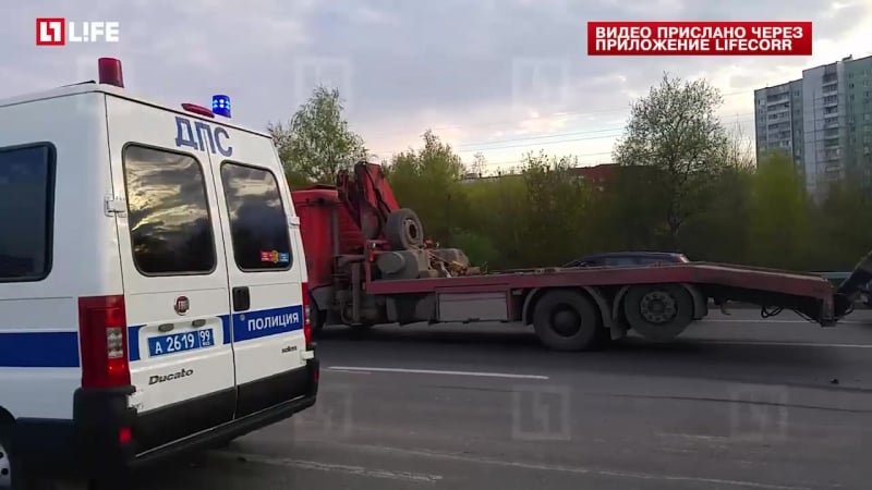 Перевернувшийся на мкад грузовик засыпал мусором легковушку
