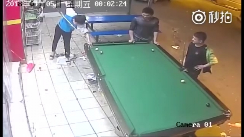 Эй паря отойди ка я щас научу вас играть в бильярд