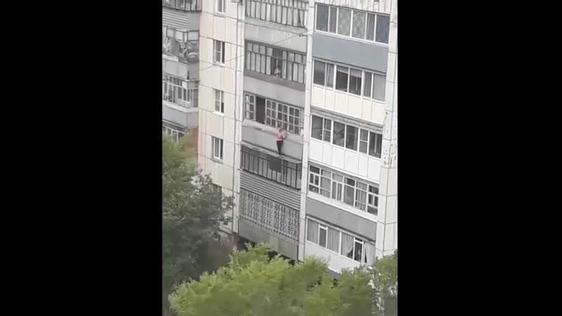 Вписка в кургане родители заперли пьяную дочь, но она решила сбежать и дальше тусить