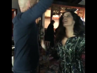 Dancing with my hairstylist @robertvetica he's got no hair but he's got good moves con mi estilista @robertvetica está pelón