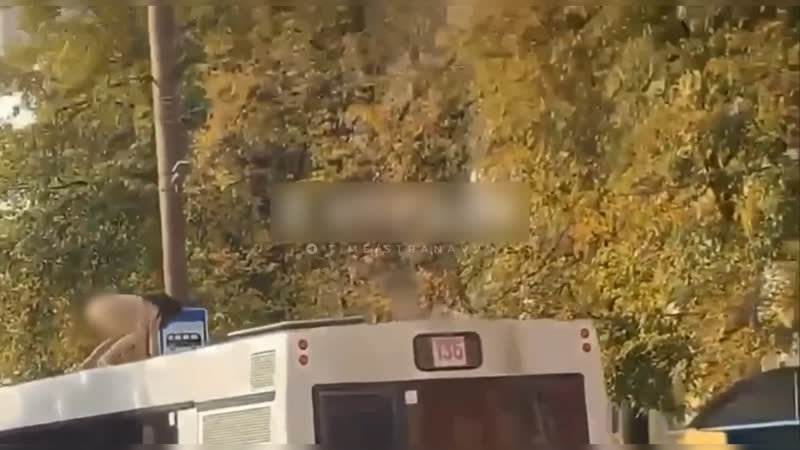 Абсолютно голая женщина с утра пораньше исполняла нечто необычное на глазах у жителей кирова