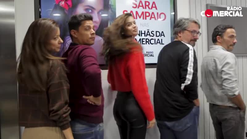 Rádio comercial sara sampaio ensina poses sensuais às manhãs da comercial